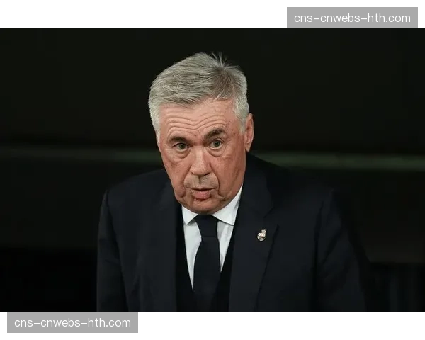 特写镜头：赛后混合采访区，安切洛蒂简短回应裁判问题后快步离开